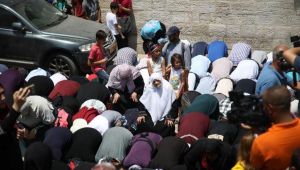 الفلسطينيون يدخلون إلى المسجد الأقصى بعد فتح الشرطة لباب "حطة"