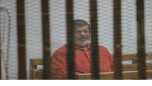 مرسي يؤكد عدم صحة إجراءات محاكمته بـ"التخابر مع حماس"