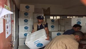 منظمة إغاثية توزع 2800 حقيبة صحية و42 ألف شريط كلور في إب