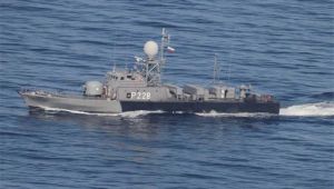 طراد إيراني يوجه تحذيرا لسفينة حربية أمريكية وطلب منها الابتعاد