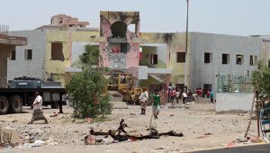 عدن .. القبض على شخص فجّر قنبلة صوتية في بوابة مستشفى الجمهورية