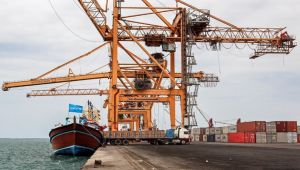 التحالف العربي: ميناء الحديدة سيبقى مفتوحا لشهر رغم الهجوم