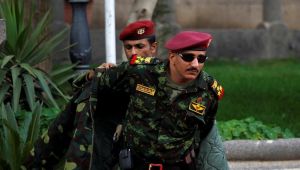 لماذا تدفع السعودية والإمارات بنجل شقيق صالح بالعودة إلى صدارة المشهد العسكري؟ (تقرير)