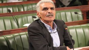 نائب تونسي يمزّق علم إسرائيل ويتهم رئيس البرلمان بالخيانة