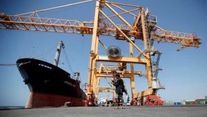 رويترز: وطأة القتال في جبال اليمن تدفع التحالف للتركيز على الساحل