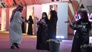 الرياض تقرر فتح المتاجر وقت الصلاة وإنهاء الفصل بين الجنسين
