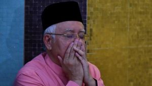 ماليزيا تمنع رئيس وزرائها السابق من السفر