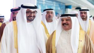 محمد بن زايد يسعى لإعادة رسم بلاط الحكم في البحرين وتساؤلات حول موقف السعودية