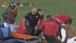 شاهد كيف أنقذ طبيب منتخب تونس لاعب الفريق الخصم من موت محقق
