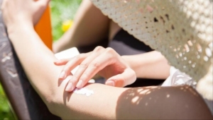 9 نصائح لحماية بشرتك من أشعة الشمس بالصيف