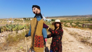 "فزّاعات" زينب التونسية.. مجسمات وحكايات تحرس الحقول والذاكرة