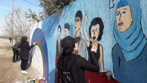 العراق.. فنانتان حولتا شوارع وجدران مدينتهما للوحات فنية