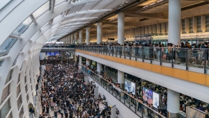 حشود من المحتجين تحتل مطار هونغ كونغ والسلطات تلغي الرحلات