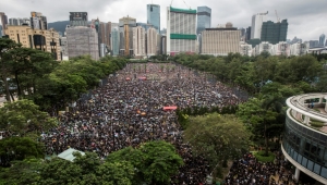 مئات الالاف في مسيرات "سلمية" مؤيدة للديموقراطية في هونغ كونغ