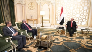 الرئيس هادي يشدد على الحد من تراجع أسعار العملة