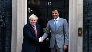 أمير قطر ورئيس الوزراء البريطاني يبحثان بلندن التطورات الإقليمية والدولية
