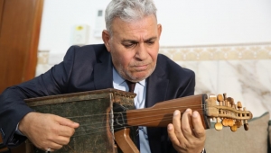 بالصور.. عراقي يحول بندقية كلاشينكوف لآلة موسيقية