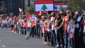لبنان.. المحتجون يقطعون طرقا رئيسية والسلطات تمنع خروج الدولار