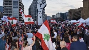 المحتجون يعودون لساحتي رياض الصلح والشهداء في بيروت