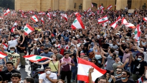 لبنان.. اعتصامات بالشوارع ومشاورات سياسية لحل الأزمة