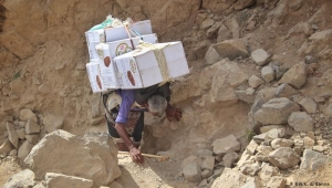 الحرب المدمرة في اليمن تدفع كبار السن للأرصفة والعمل الشاق