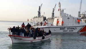 تركيا تضبط 88 مهاجرا قبالة سواحل إزمير بينهم يمنيين