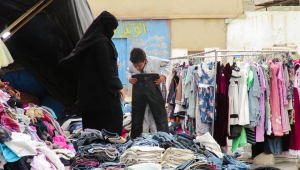 "سوق الحراج" ملاذ اليمنيين لكسوة أطفالهم في زمن الحرب (تقرير)