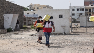 "الصليب الأحمر" تقدم مساعدات غذائية لأحد مراكز العزل في عدن
