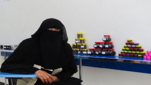 "ملاك".. قصة بائعة متجولة في اليمن تُعيل أطفالها أفقدتها الحرب زوجها (تقرير)