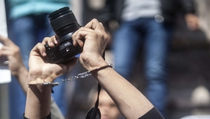 نقابة الصحفيين تندد باعتقال الصحفي الحاشدي في حضرموت