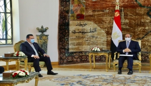 رئيس وزارء اليمن يلتقي الرئيس المصري بغياب العلم اليمني