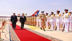 استقبال رئيس الوزراء معين عبدالملك في القاهرة يثير الجدل والتساؤل