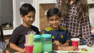 طفلان بريطانيان يجمعان 53 ألف دولار لمساعدة اليمن من بيع عصير الليمون