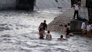 فيضانات اليمن.. كيف "تنبأ" رئيس فرنسا السابق فرانسوا ميتران بالأمطار الغزيرة؟
