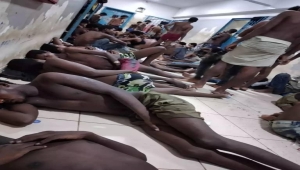 صحيفة بريطانية: آلاف المهاجرين الأفارقة يواجهون الموت بمعسكرات "مروعة" بالسعودية