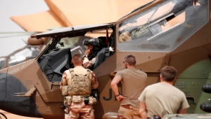 تطورات مالي.. مقتل جنديين فرنسيين ونقل الرئيس المخلوع إلى الإمارات لتلقي العلاج