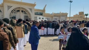 هادي يوجه الحكومة بتقديم الرعاية الصحية والنفسية للمحررين من معتقلات الحوثي