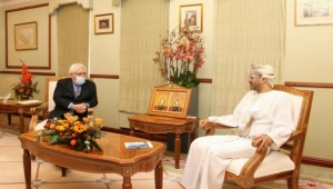 غريفيث يلتقي وزير خارجية عمان وناطق الحوثيين في مسقط