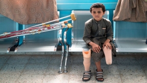 صورة لطفل يمني مبتور الساق حصلت على الثناء بحفل توزيع جوائز سيينا الدولية (ترجمة خاصة)