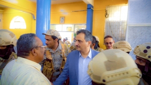 محافظ عدن يوقف مدير عام مكتب البريد ومواطنون يطالبون بحلول جذرية لقضايا أخرى