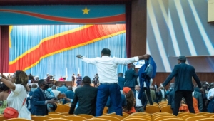 الكونغو.. خلاف سياسي يتحول إلى تراشق بالعصي والكراسي داخل البرلمان
