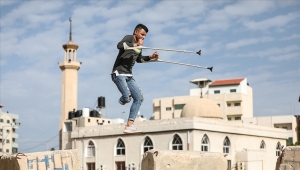 بـساق واحدة.. شاب فلسطيني يمارس "الباركور" بغزة