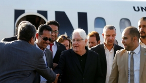 غريفيث يبحث مع وزير خارجية عُمان جهود السلام في اليمن