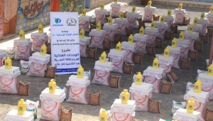 تدشين مشروع السلال الغذائية لمئات الأسر النازحة من محافظة إب في مأرب