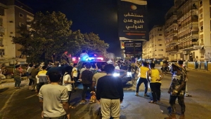 العشرات يغلقون شارعا رئيسيا في عدن احتجاجا على انقطاع الكهرباء