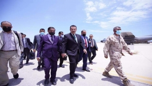 قوات موالية للإمارات تمنع مسؤولين يمنيين من دخول مطار الريان لاستقبال رئيس الحكومة