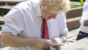 رقم الهاتف الشخصي لرئيس الوزراء البريطاني متاح للجميع على الإنترنت منذ 15 عاما