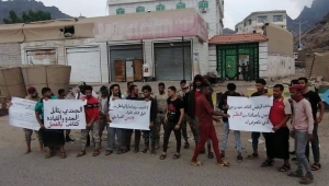 العشرات من أفراد اللواء الأول التابع للانتقالي يتظاهرون للتنديد باستقطاع رواتبهم في عدن