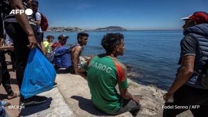 جمعية حقوقية مغربية: سلطات جيب سبتة الإسباني ترحل 40 لاجئا يمنيا