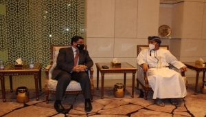 وزير الخارجية يصل مسقط لبحث جهود وقف إطلاق النار في اليمن